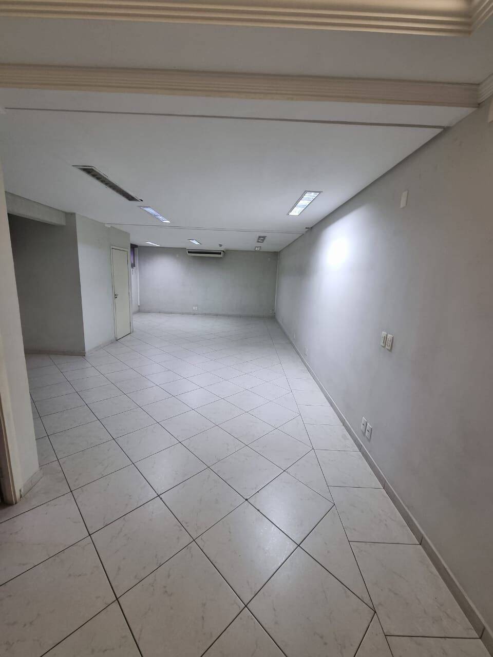 Conjunto Comercial-Sala para alugar com 7 quartos, 240m² - Foto 8