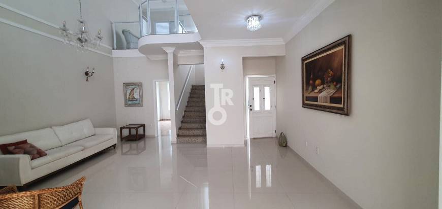 Casa de Condomínio à venda e aluguel com 3 quartos, 250m² - Foto 2