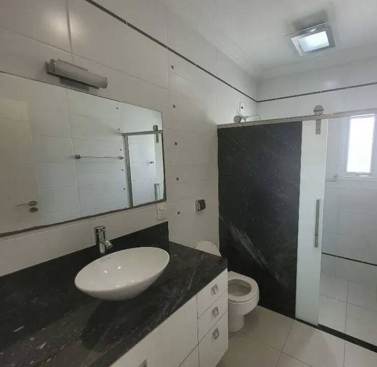 Casa de Condomínio para alugar com 3 quartos, 250m² - Foto 2