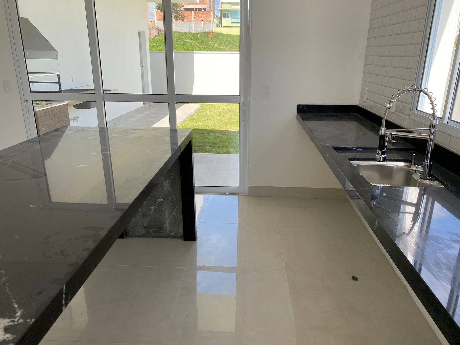 Casa à venda com 3 quartos, 300m² - Foto 4