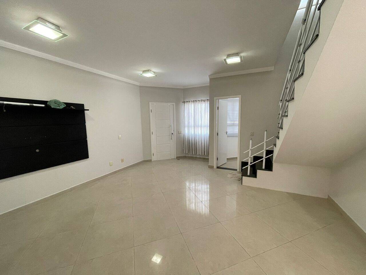 Casa de Condomínio para alugar com 3 quartos, 300m² - Foto 12