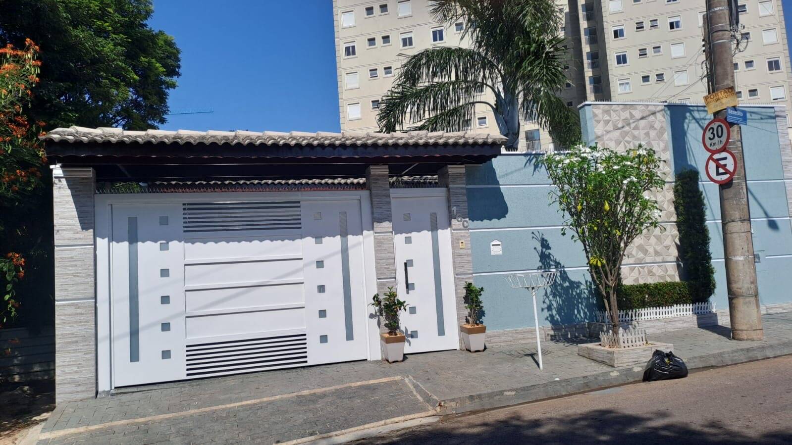 Casa à venda com 3 quartos, 262m² - Foto 1