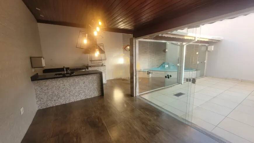 Casa de Condomínio para alugar com 3 quartos, 150m² - Foto 1