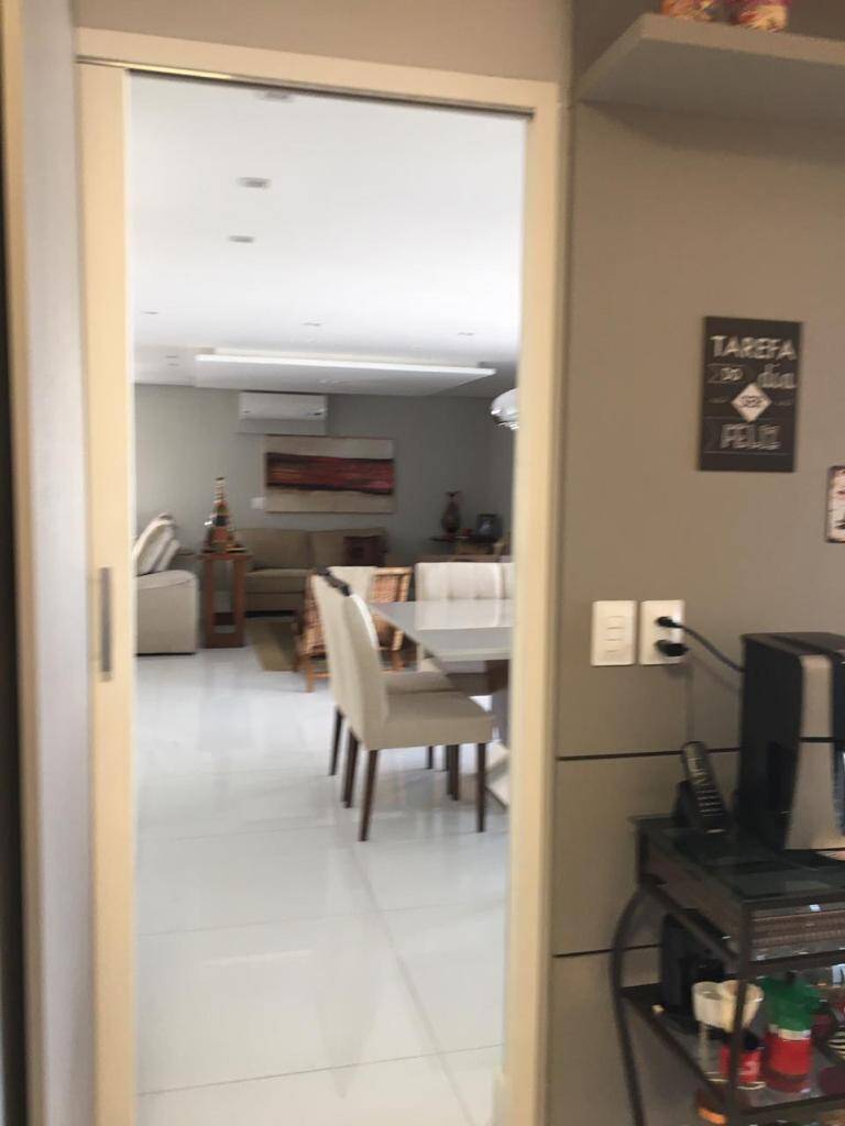 Apartamento à venda com 3 quartos, 216m² - Foto 11