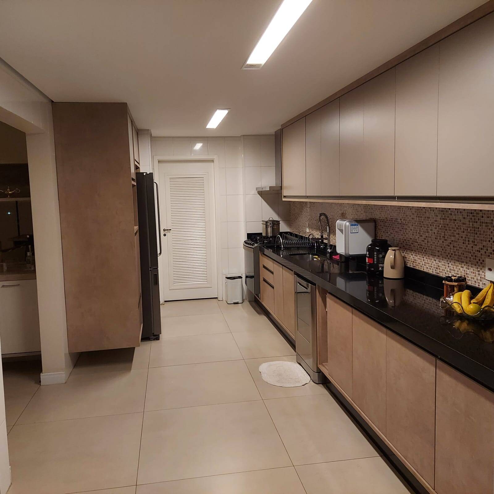 Apartamento à venda com 3 quartos, 216m² - Foto 4